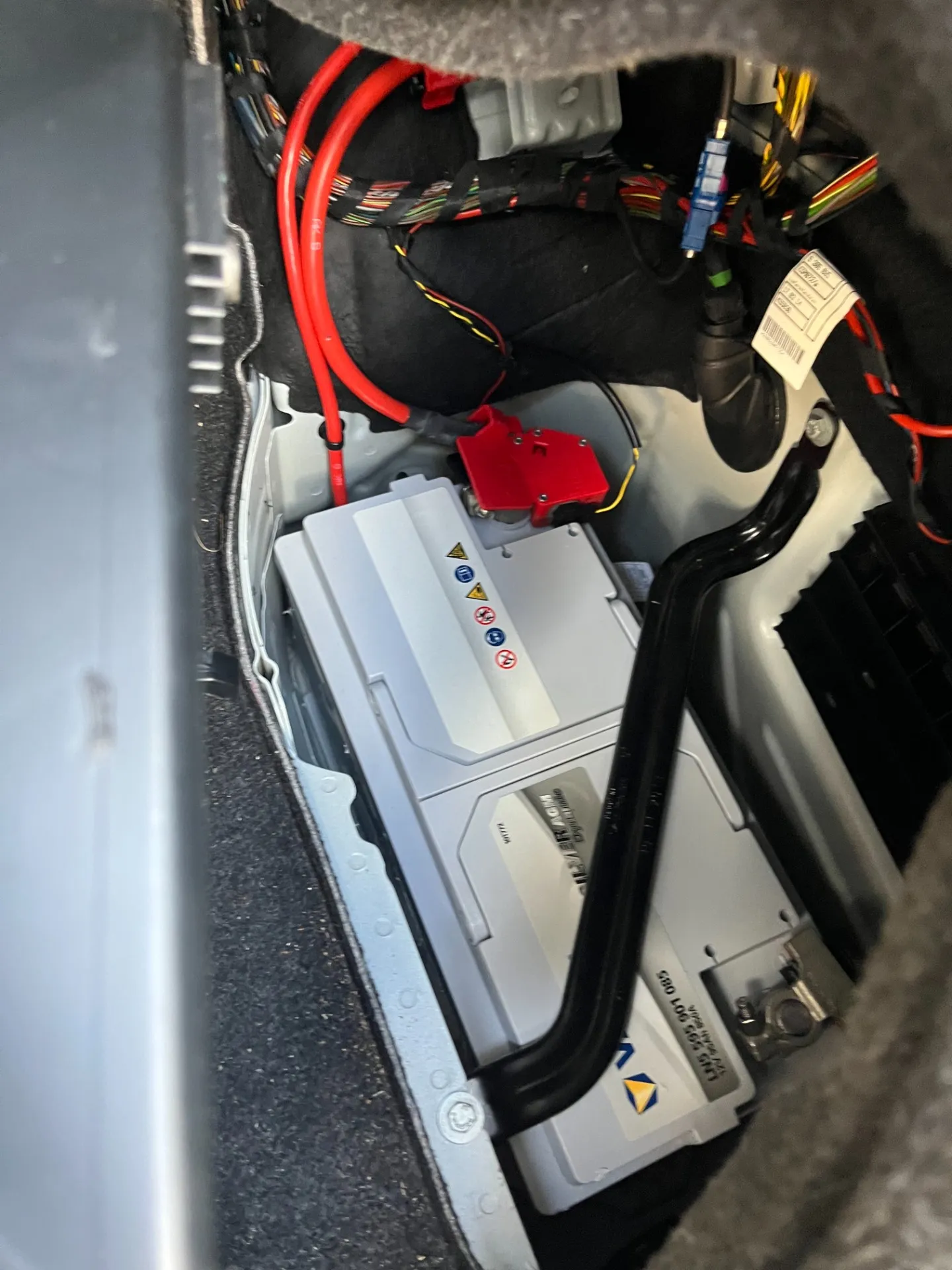 アイドリングストップ車のバッテリー交換の値段について